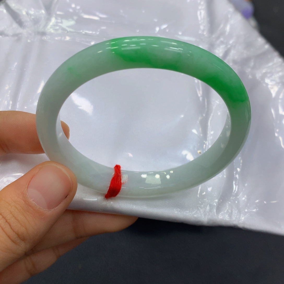 翡翠手镯未镶嵌翡翠