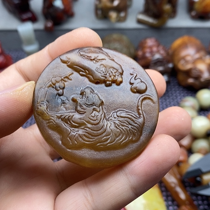 蛇纹石玉未镶嵌颈饰