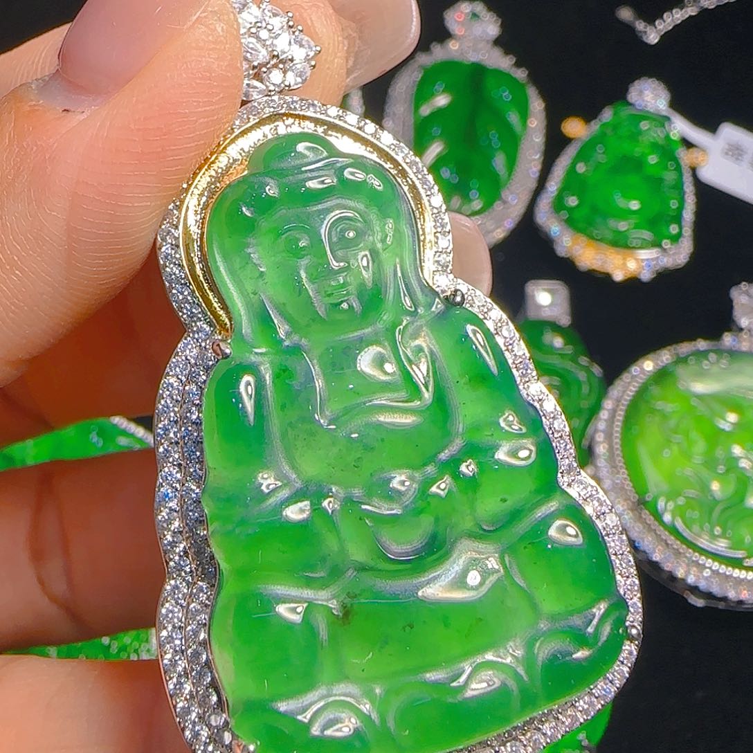 翡翠吊坠(赠链)未镶嵌