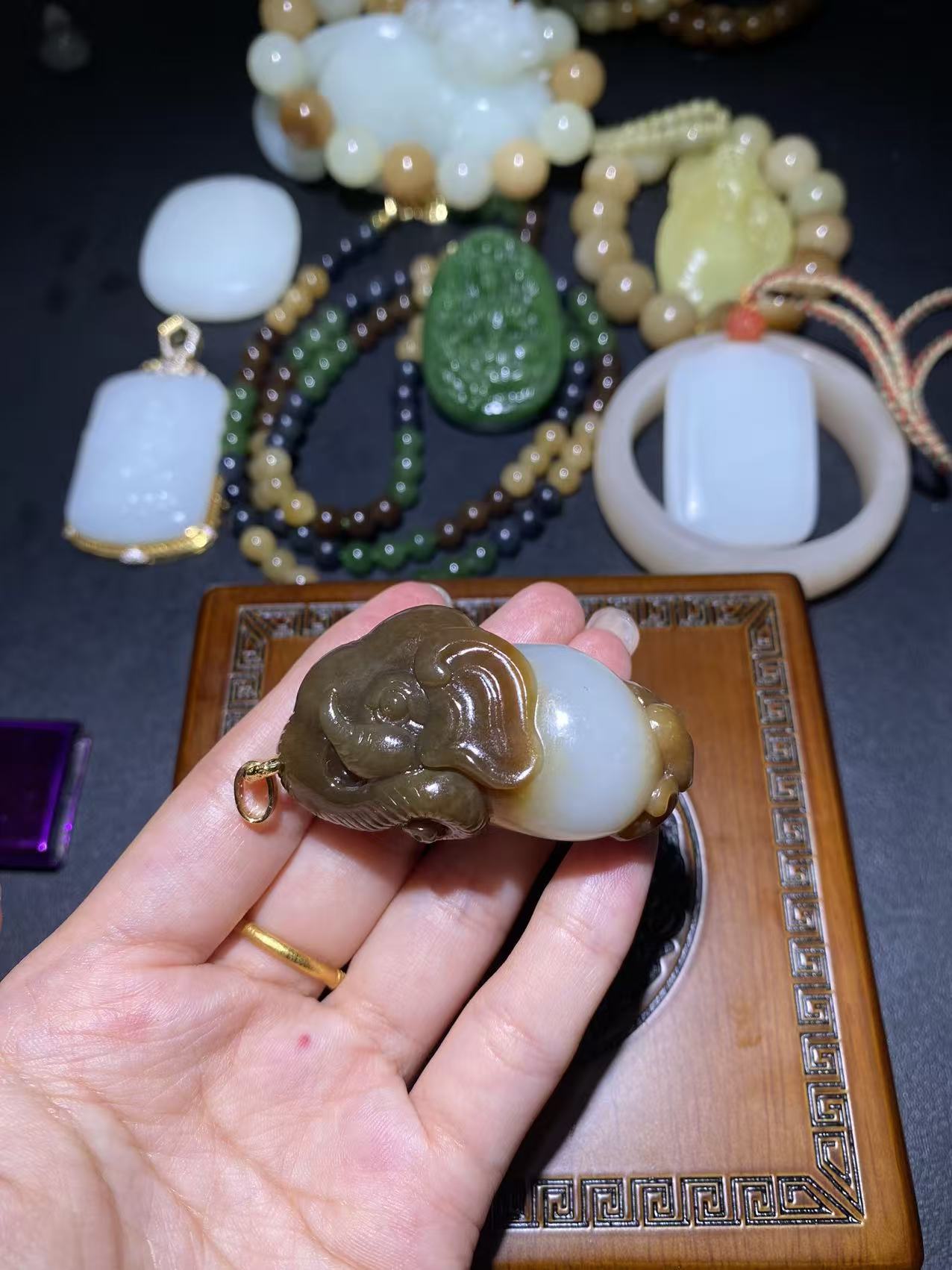 和田玉精品大象吊坠