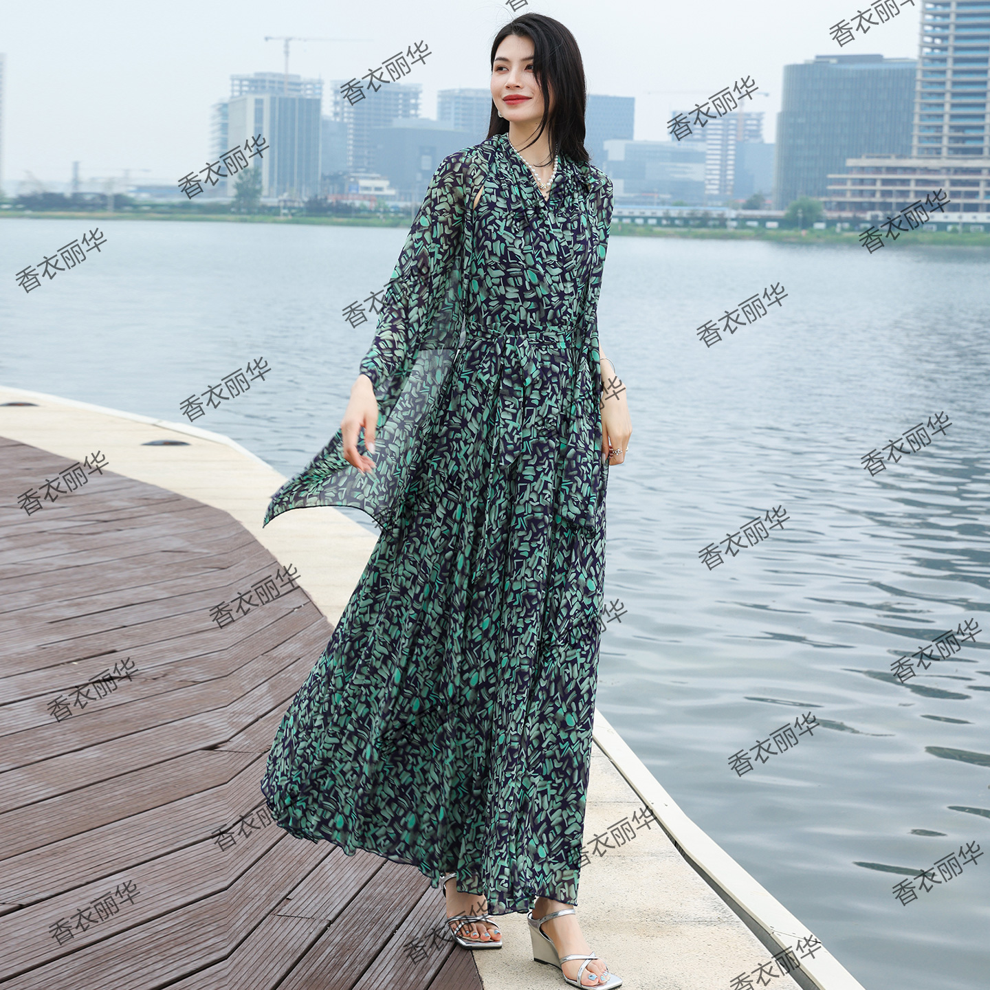 香衣丽华17-388夏季新款V领花色大摆度假沙滩连衣裙修身显瘦