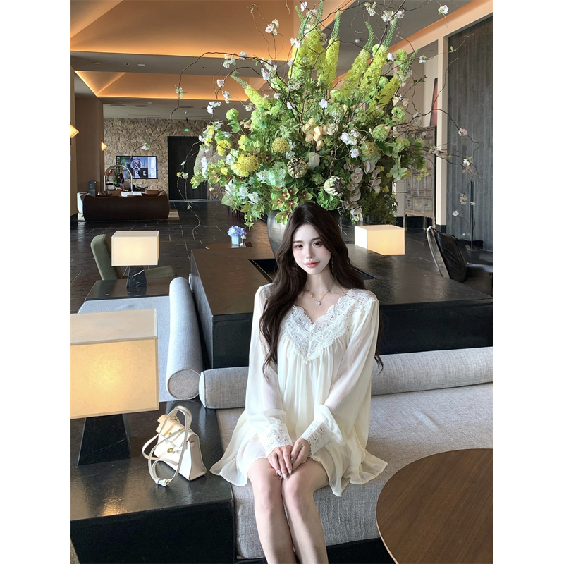 法式气质花边拼接V领名媛风裙子高级感修身显瘦遮臀裙配腰链女装