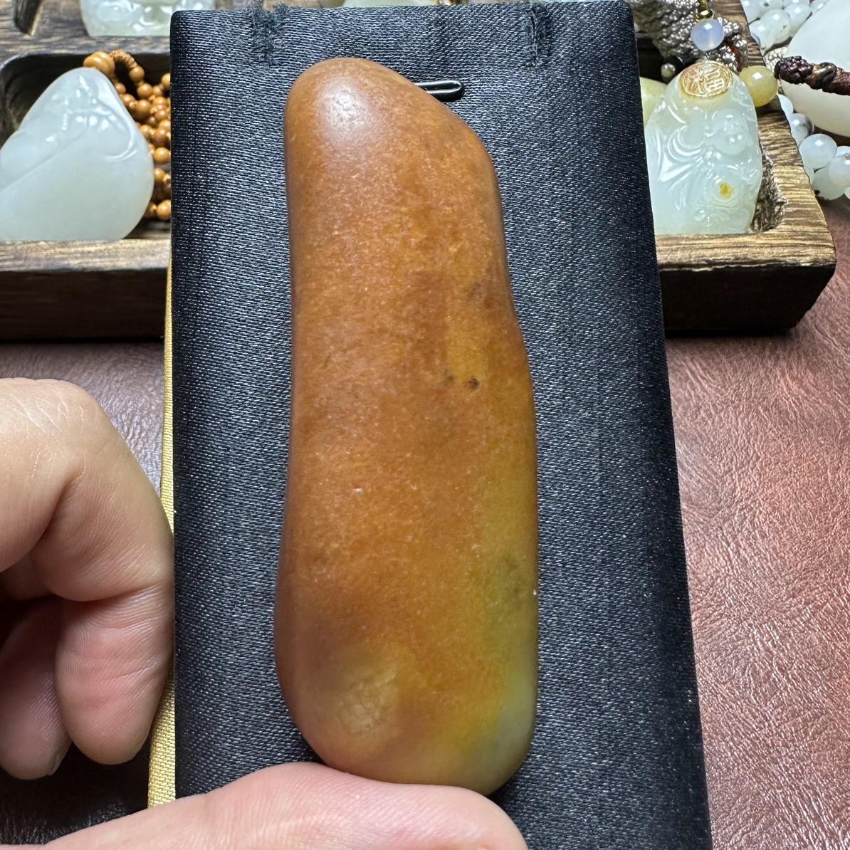 天然原皮毛孔清晰红沁把件