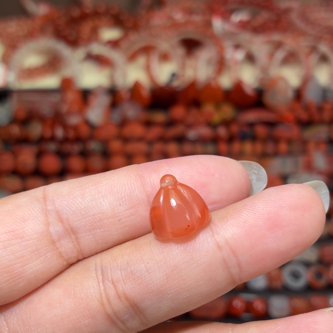 南红玛瑙未镶嵌颈饰莲蓬滴溜
