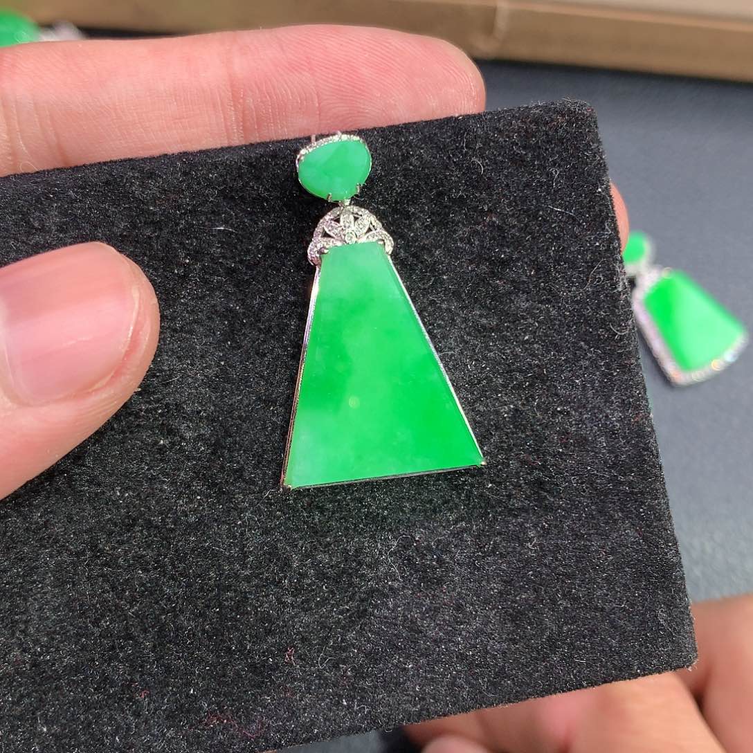 翡翠吊坠(赠链)18K金镶嵌