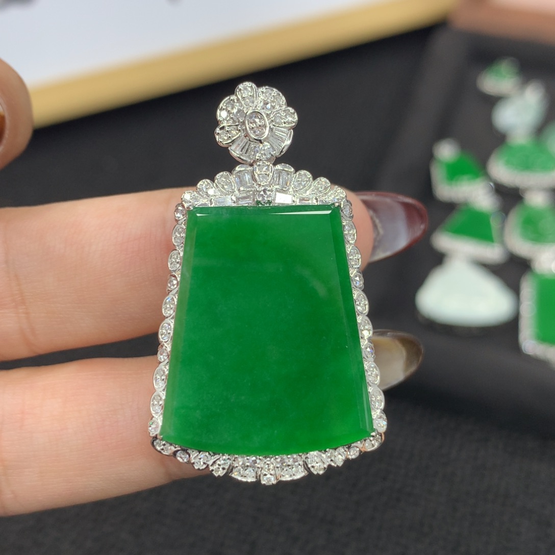 颈饰18K金镶嵌翡翠无事牌