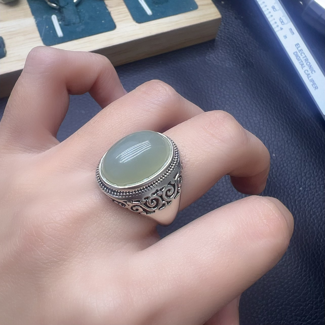 S925镶嵌天然和田玉戒指