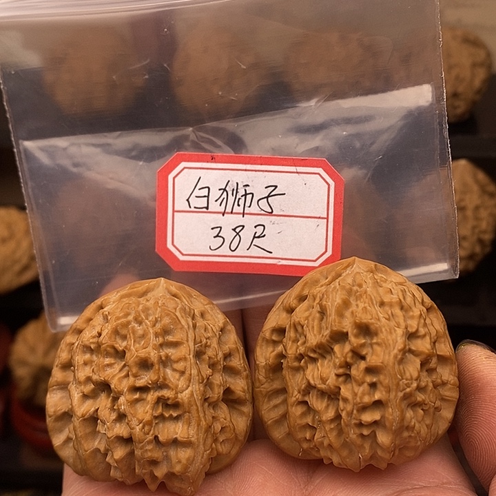 文玩核桃吊坠三角白