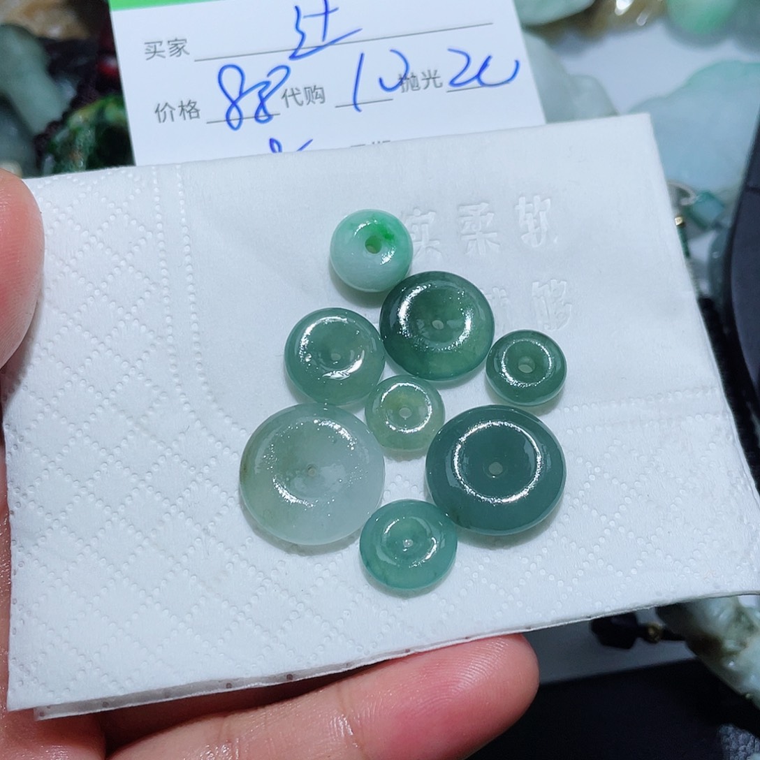 定制翡翠未镶嵌。*弎