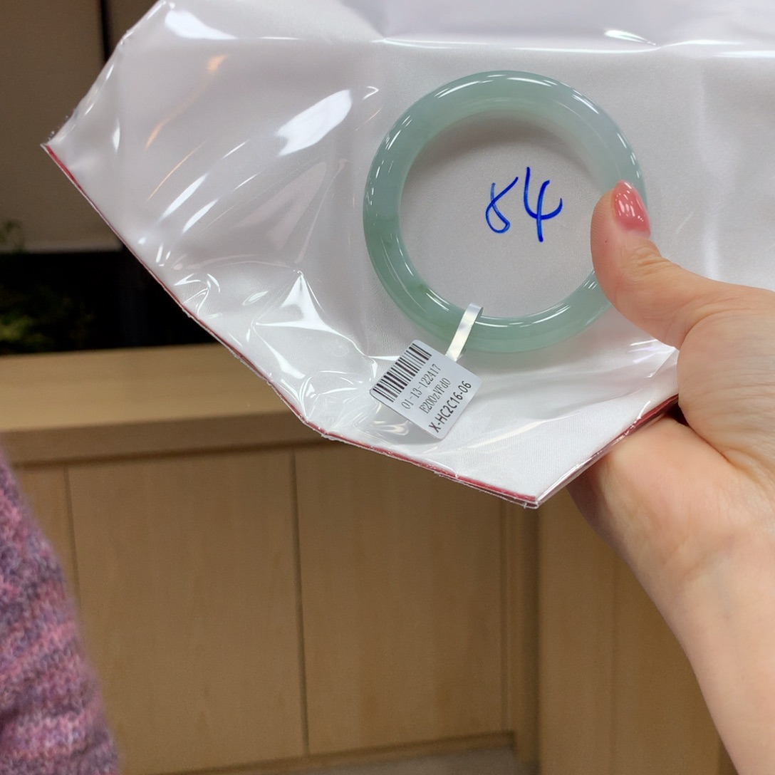 翡翠手镯未镶嵌不退不换