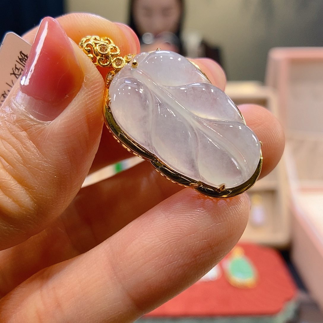 翡翠吊坠(不含链)18K金镶嵌你****?