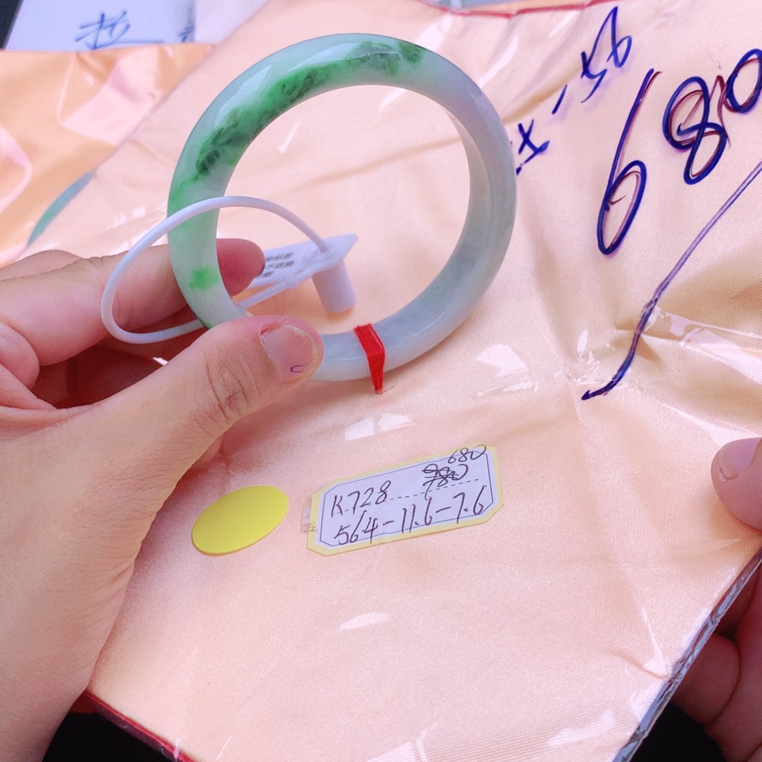 翡翠手镯未镶嵌翡翠