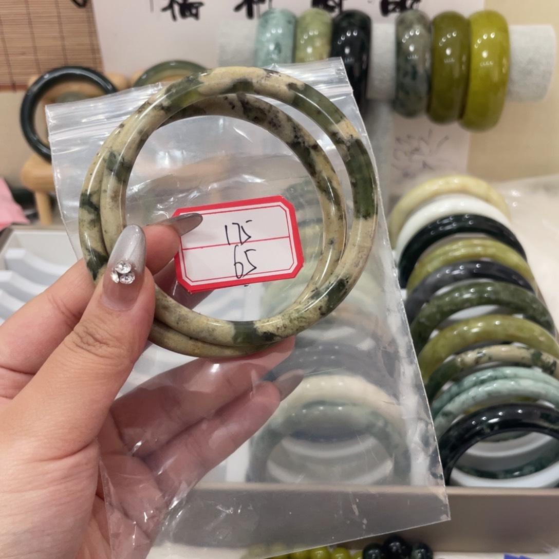 蛇纹石玉手镯未镶嵌