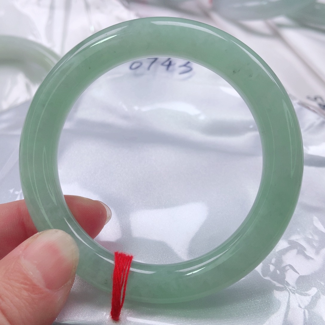 翡翠手镯未镶嵌名***性0743号