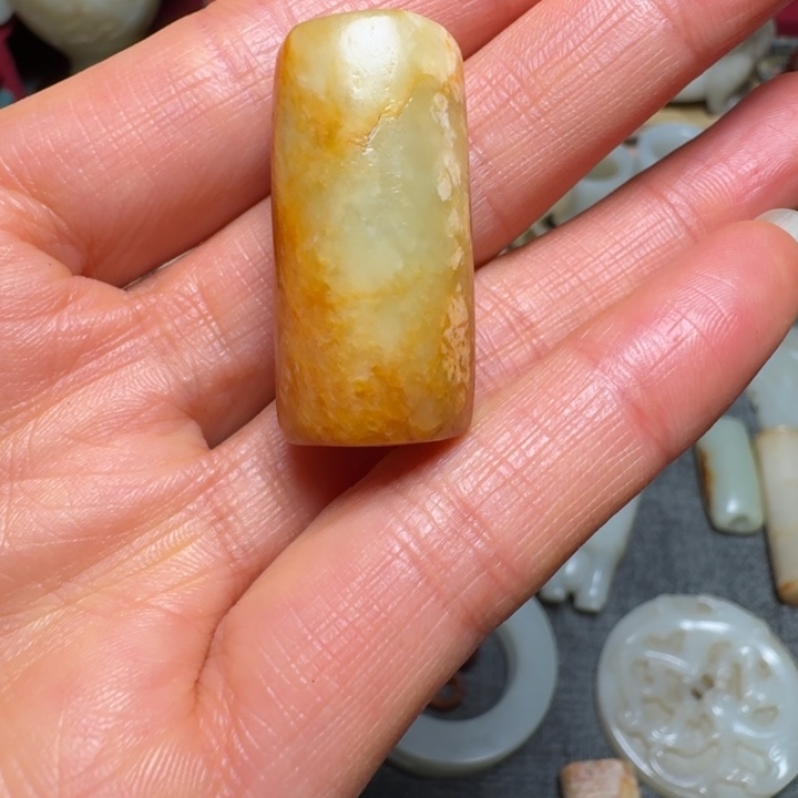 向***。和田玉（糖玉）未镶嵌把件