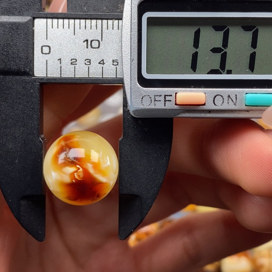 裸石琥珀未镶嵌圆珠