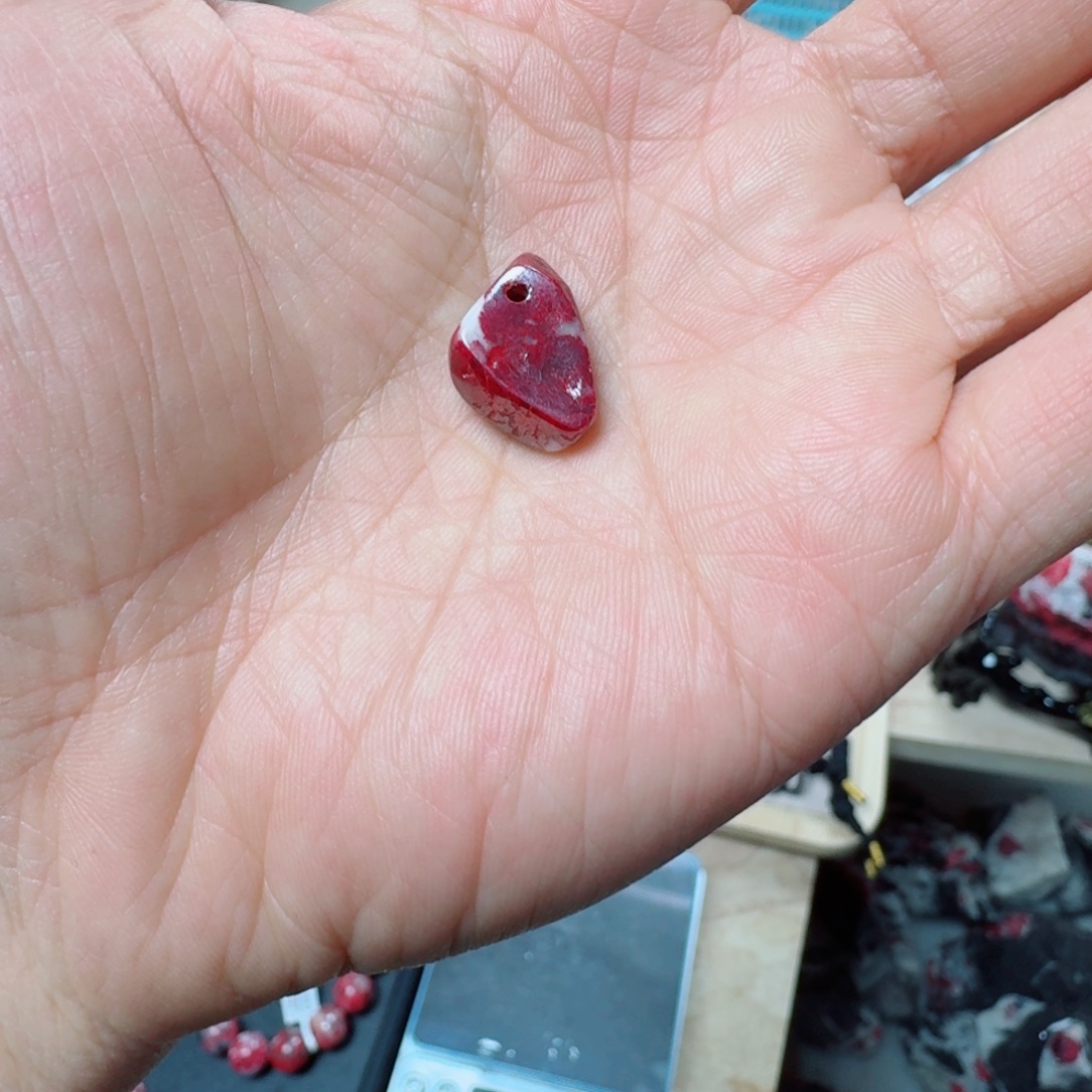 皱***巴天然辰砂原矿吊坠4.5克