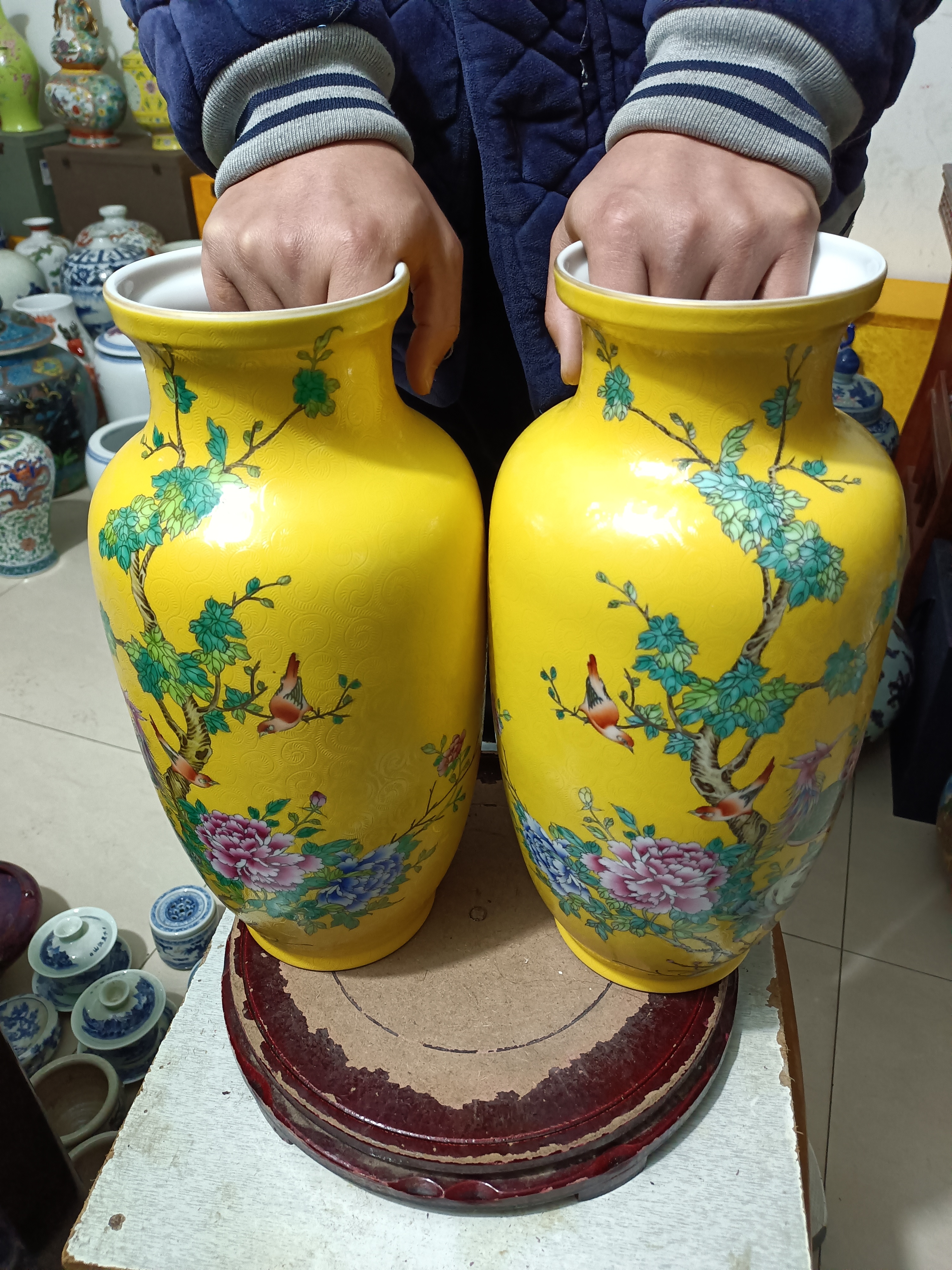 一对粉彩的大瓶子