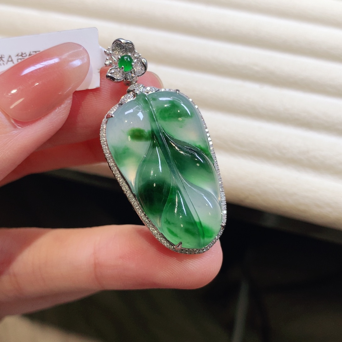 翡翠18K金镶嵌颈饰叶子