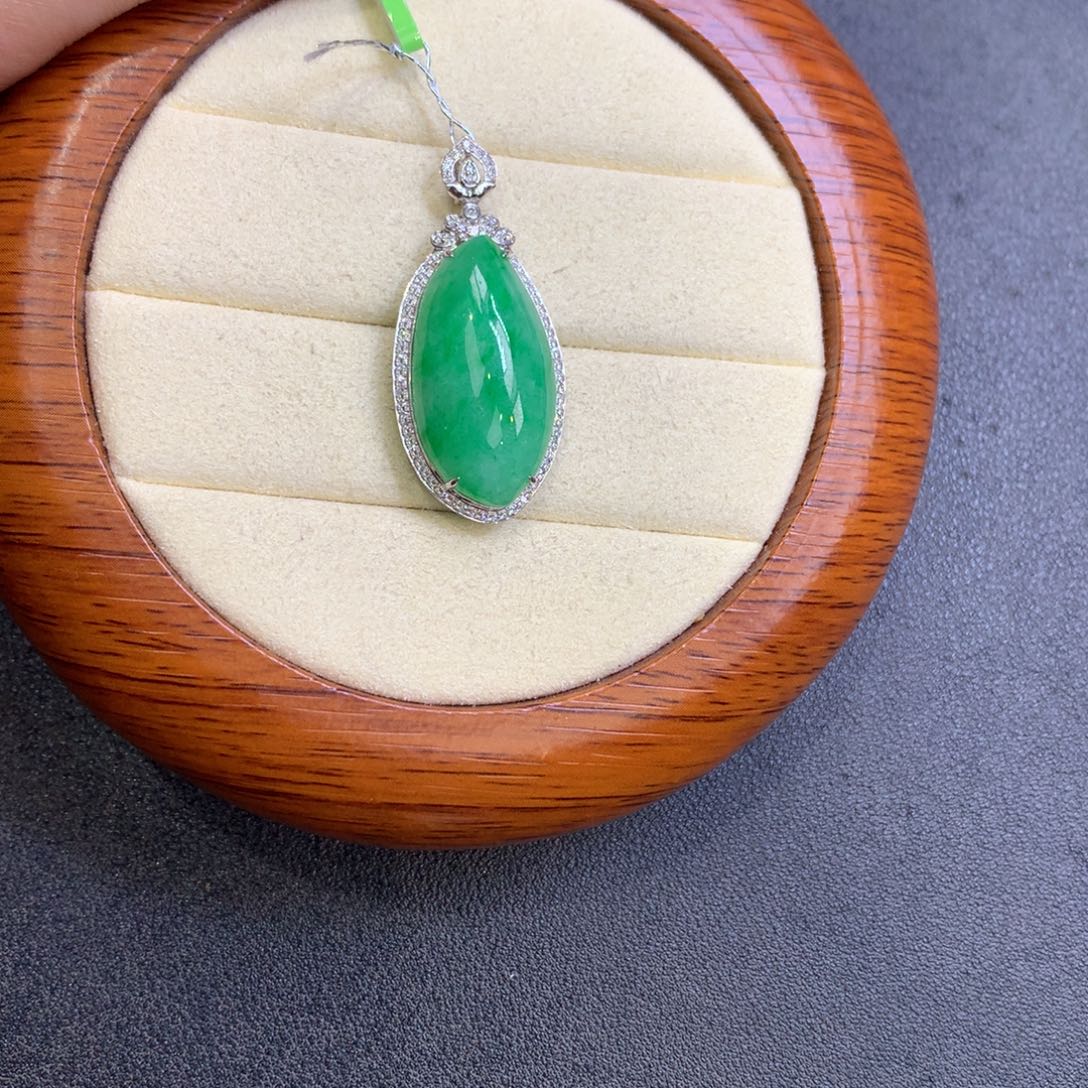 翡翠18K金镶嵌颈饰翡翠