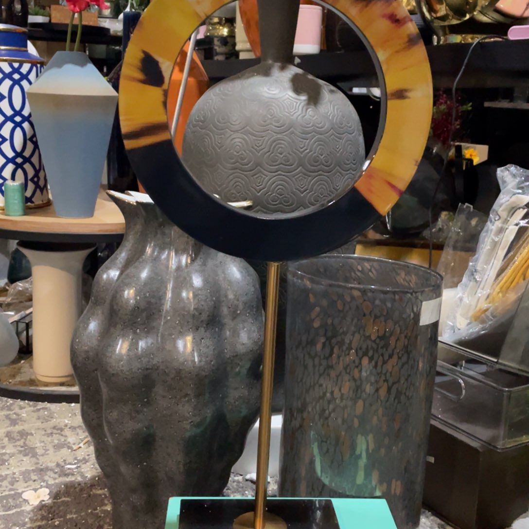 穿****王陶瓷花瓶，仿真绿植。