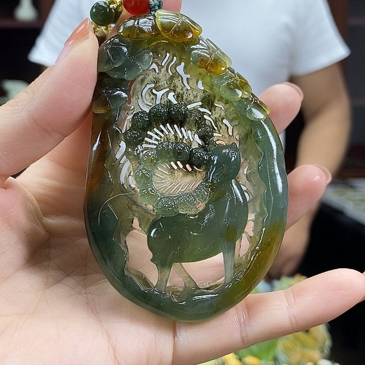 蛇纹石玉未镶嵌颈饰大**哥