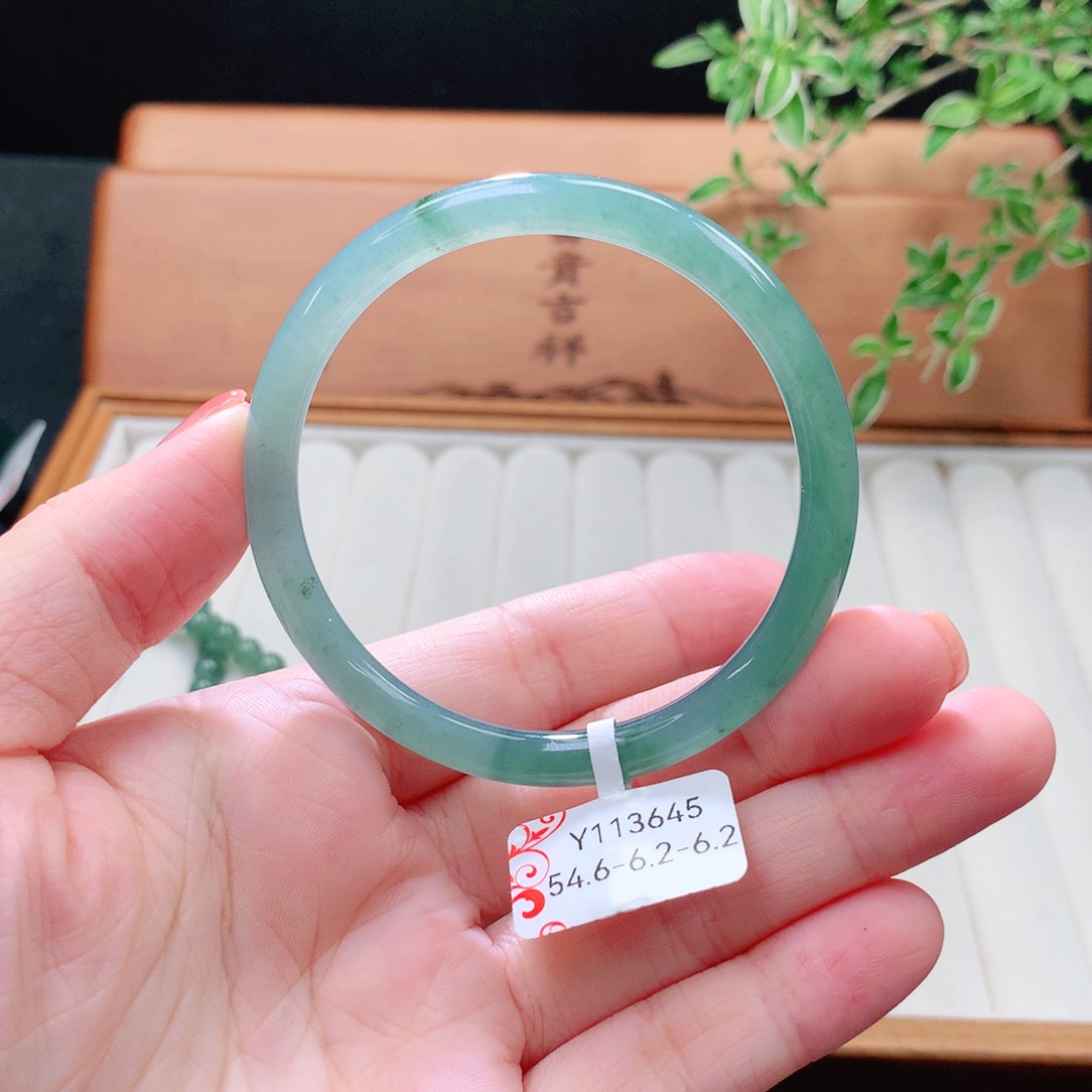 未镶嵌手镯（圆镯）翡翠