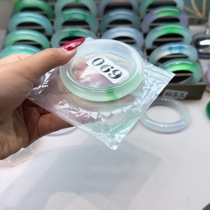 玉A****2时尚飘花手镯069