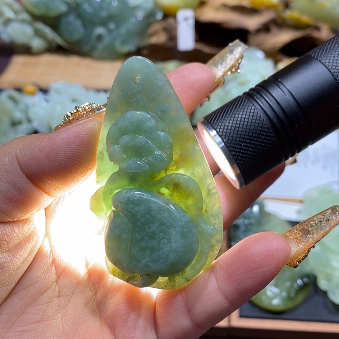 蛇纹石玉颈饰未镶嵌