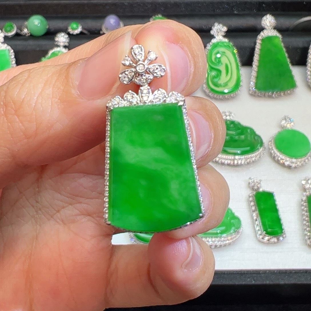 翡翠吊坠(不含链)18K金镶嵌