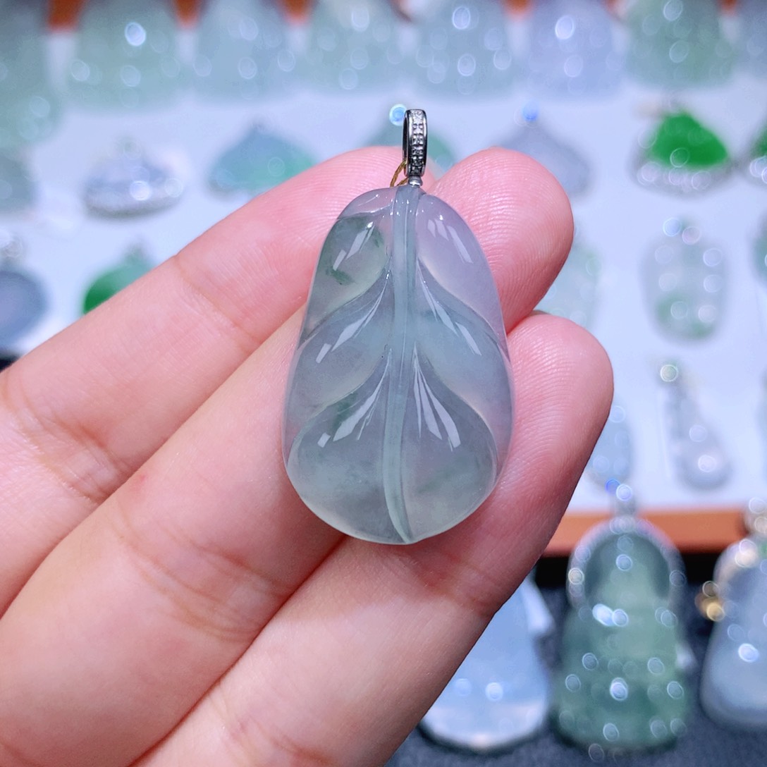 颈饰18K金镶嵌翡翠叶子