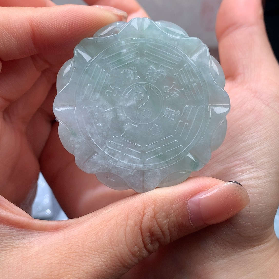 翡翠未镶嵌颈饰牌子