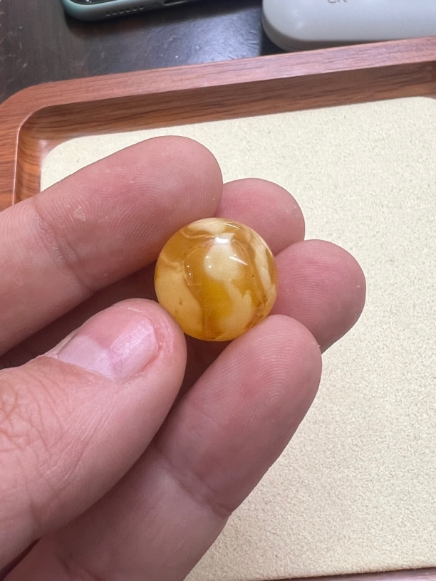 琥珀蜜蜡圆珠有瑕疵