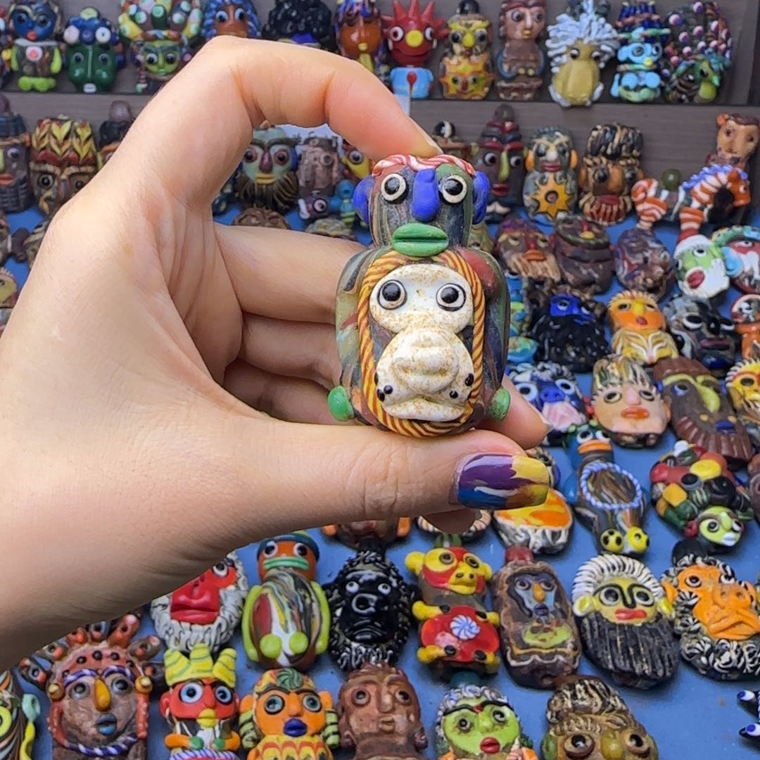 琉璃非金属玻璃颈饰人脸猴子娃