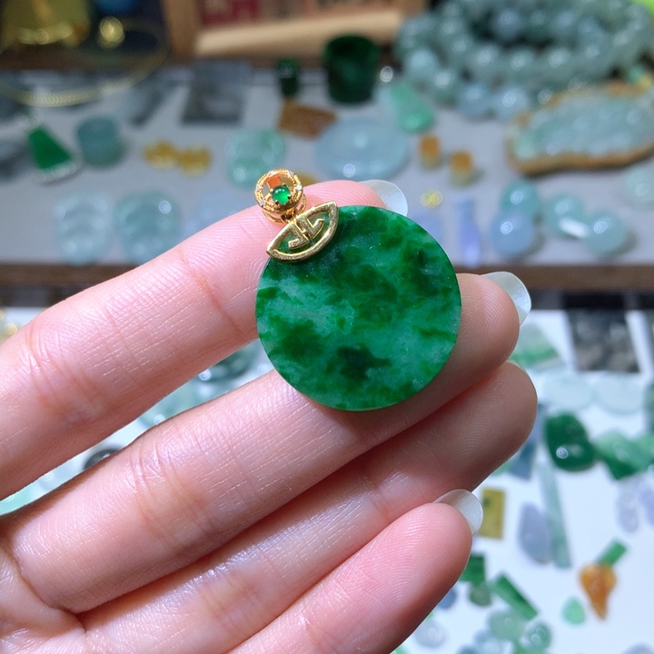 翡翠颈饰18K金镶嵌无事牌