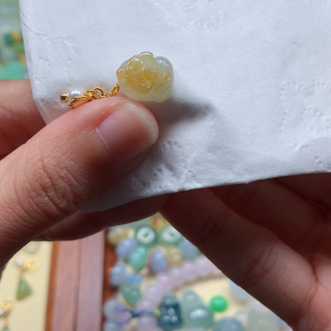 不***啦翡翠未镶嵌颈饰是