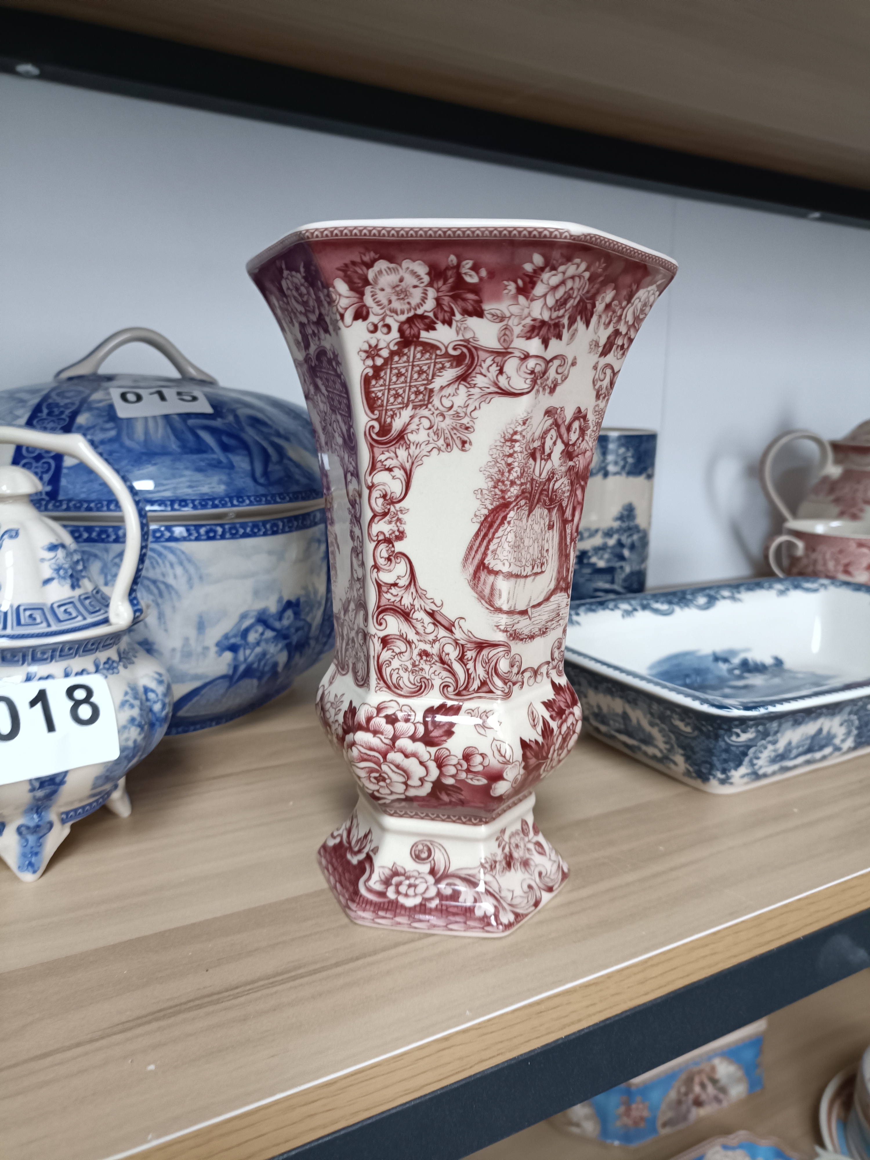 雅顿红色人物花瓶