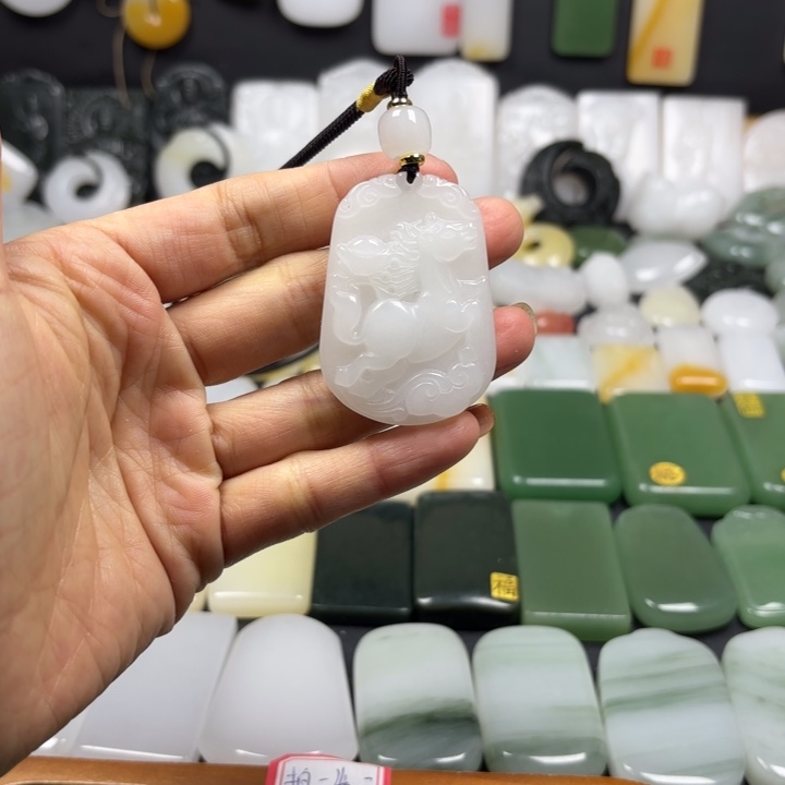 石英质玉（金丝玉）未镶嵌颈饰