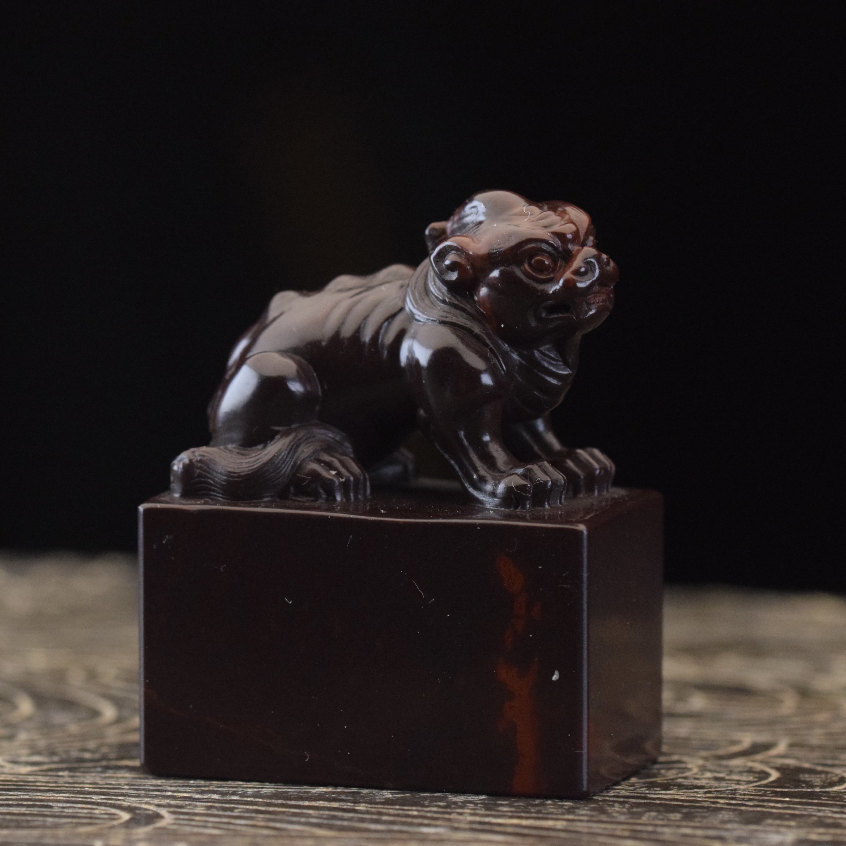 寿山石 月尾紫 狮钮章 尺寸:3.5*2.0*4.4cm