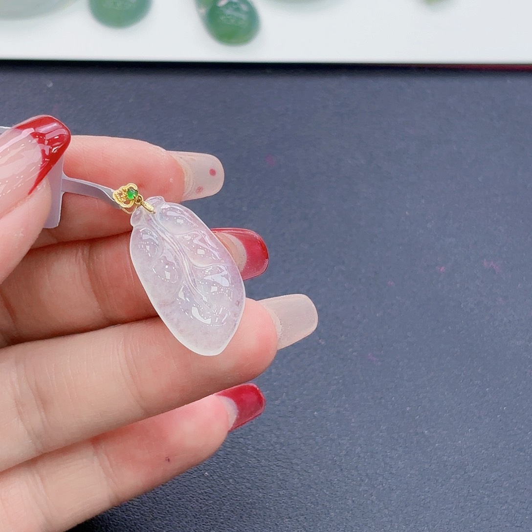 翡翠颈饰18K金镶嵌叶子吊坠