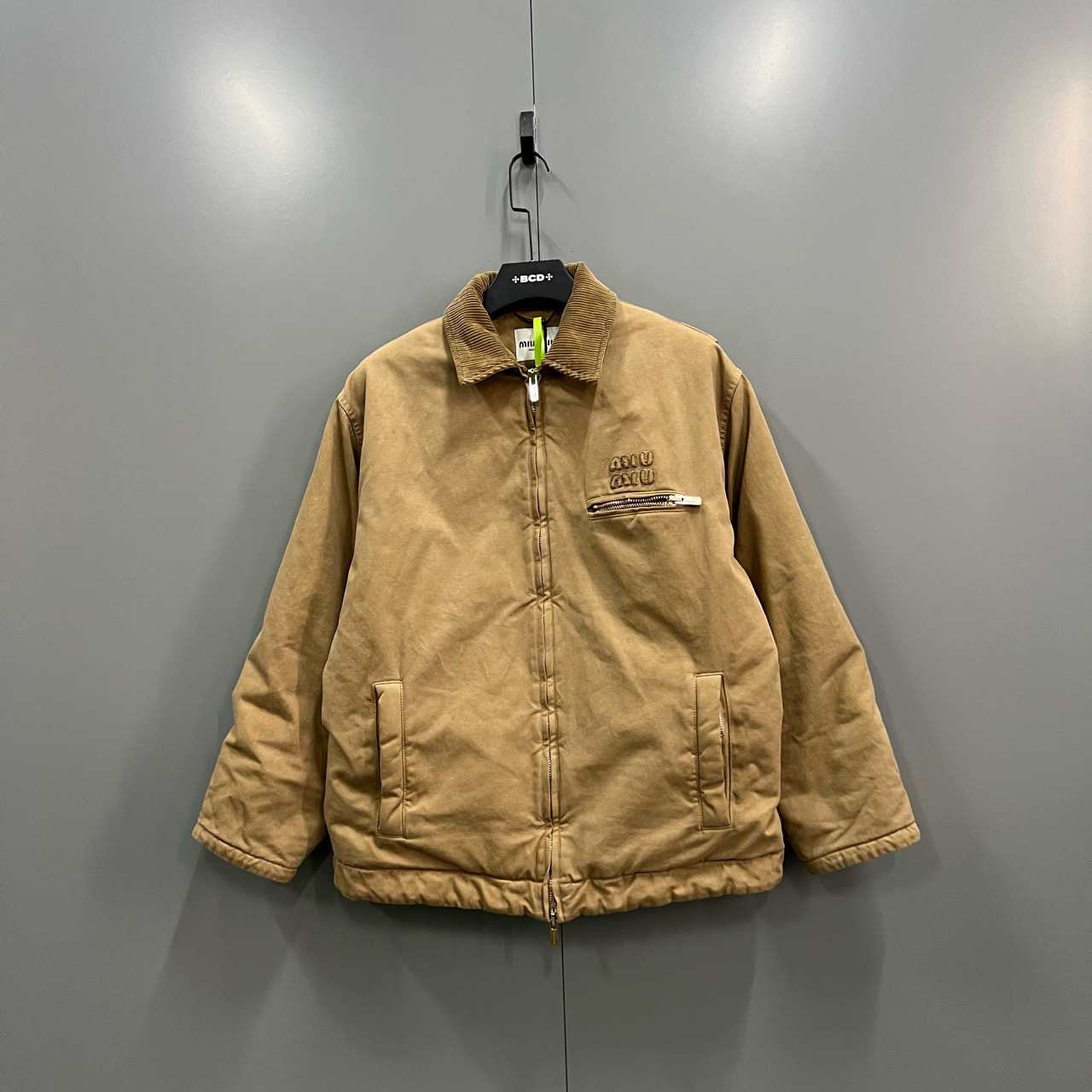 95新  （bb）122 miumiu 卡其色刺绣logo外套 42码