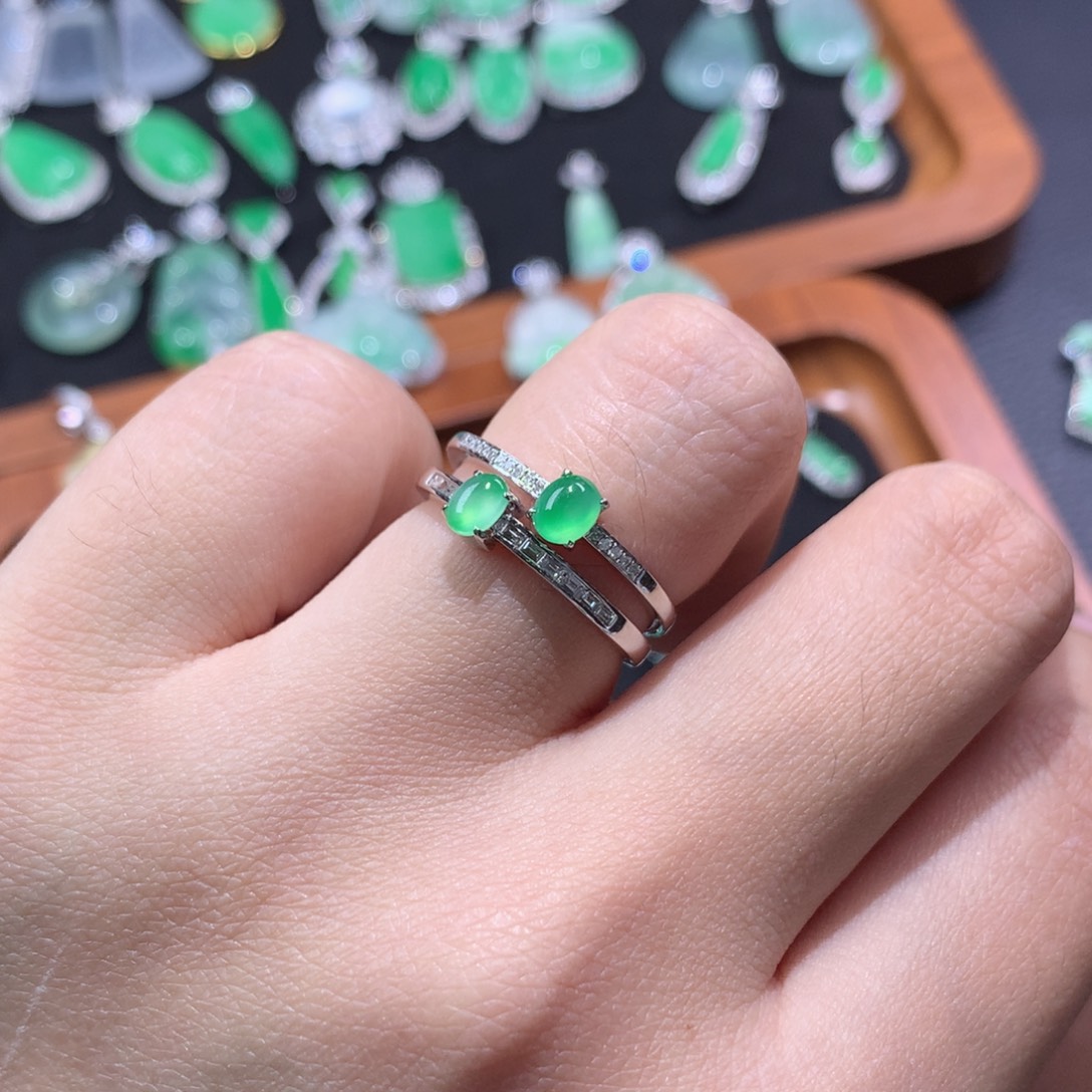 翡翠9K金镶嵌颈饰高冰甜绿炸光双蛋戒指