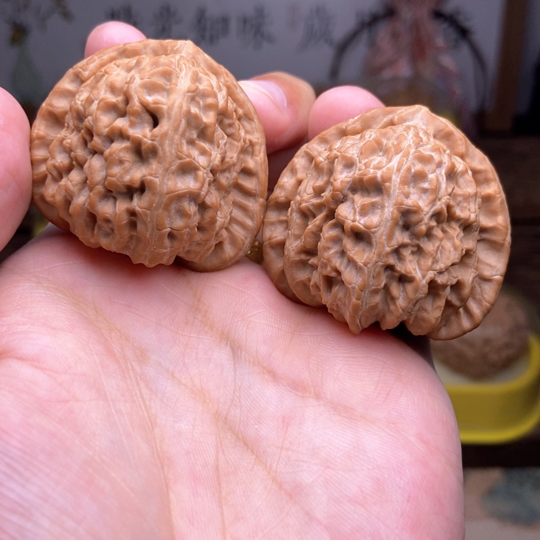 文玩核桃吊坠全品41尺三角白白狮子红皮山地