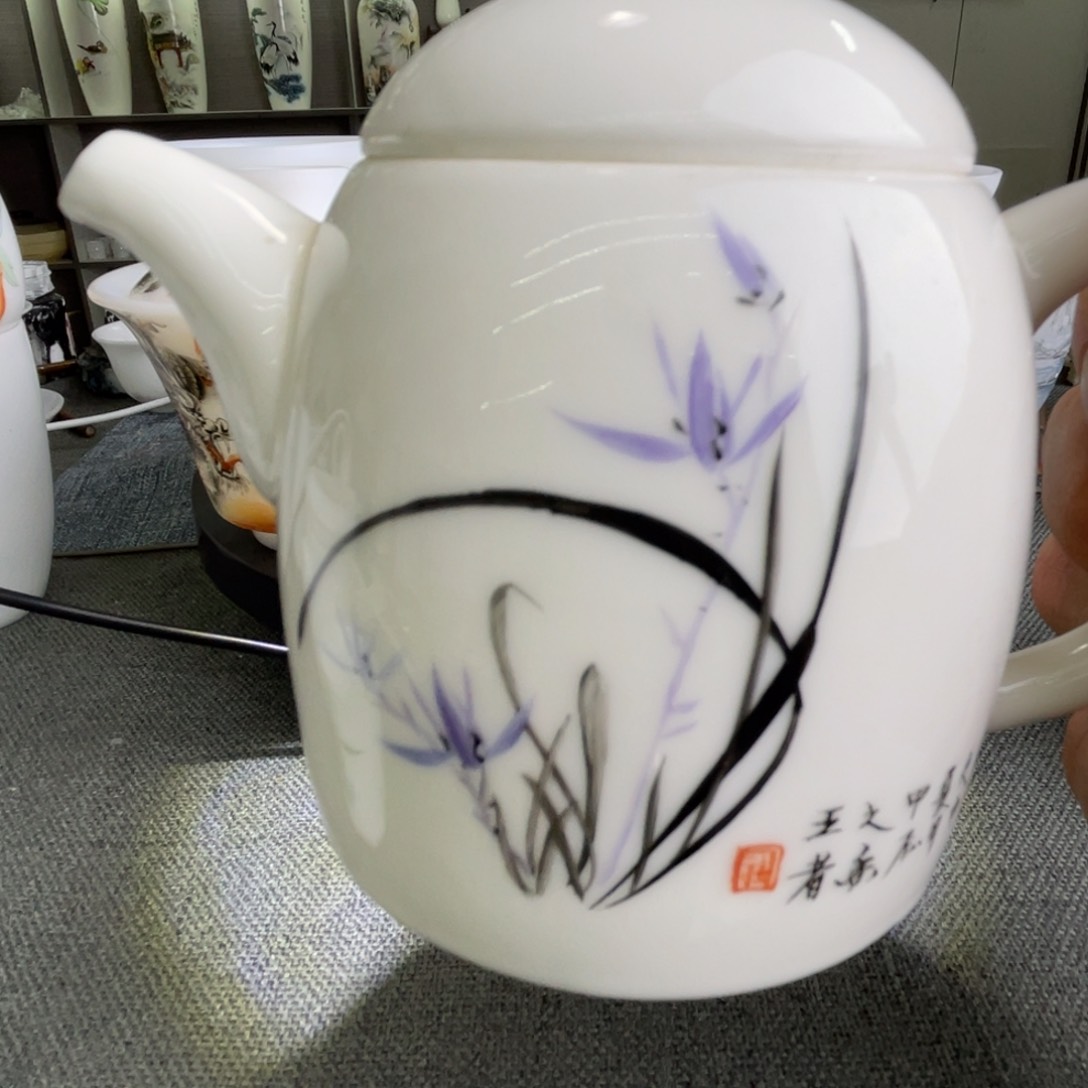 手拿一个小袋子的袋子里有