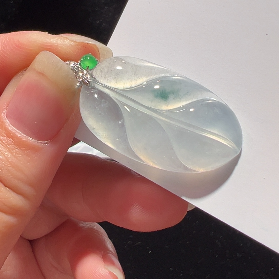 翡翠18K金镶嵌颈饰吊坠