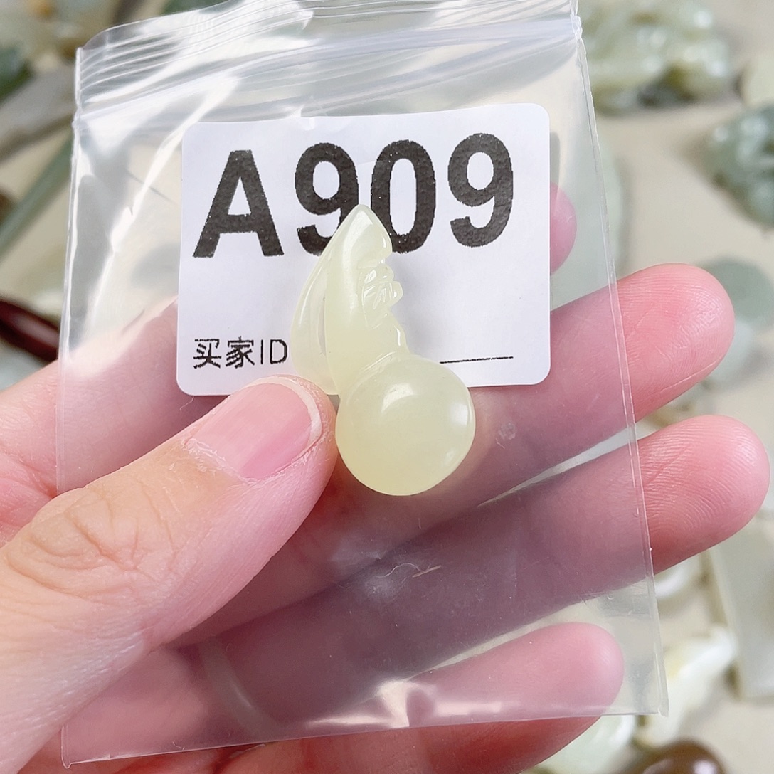颈饰未镶嵌和田玉（糖玉）