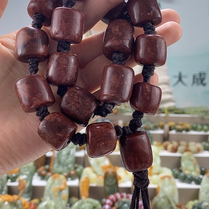 岫岩河磨玉（透闪石质玉）手持未镶嵌
