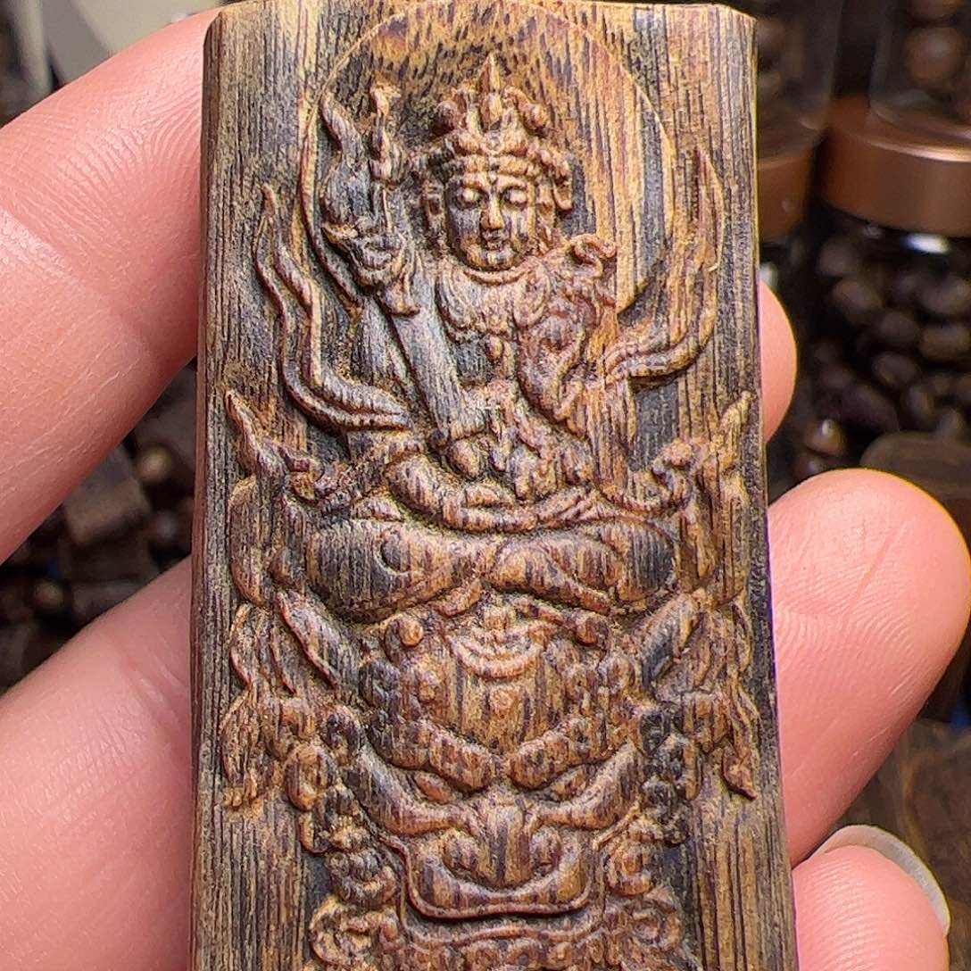 沉香吊坠海南白棋糖结文殊菩萨雕刻牌16.6克