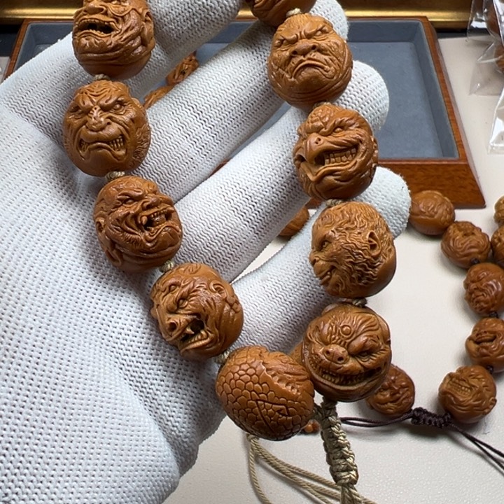 橄榄核手串沙****洲橄榄核雕工艺制作