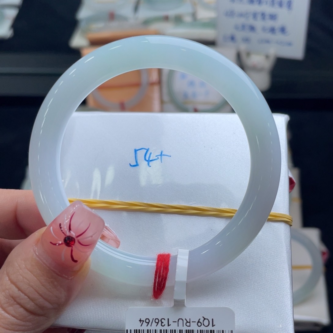 翡翠手镯未镶嵌翡翠手镯